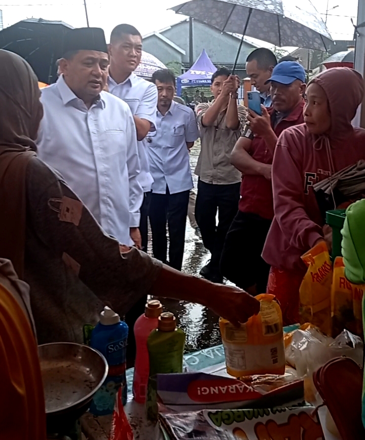 Camat Tamalanrea Andi Patiroi Dampingi Kunjungan Wali Kota Makassar pada Gerakan Pangan Murah Serentak Di Kapasa Raya