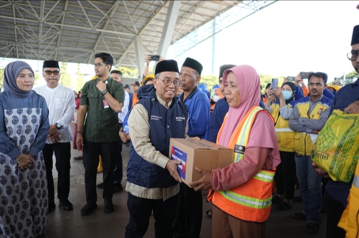 Bentuk Penghargaan, Munafri-Aliyah Serahkan 7.100 Paket Lebaran untuk Satgas Kebersihan Makassar