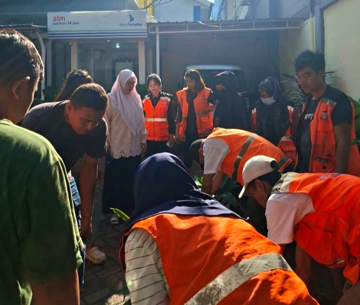 Camat Ujung Pandang Nanin Sudiar A.P Turun Langsung Kerja Bakti Jumat Bersih di Kantor Kecamatan