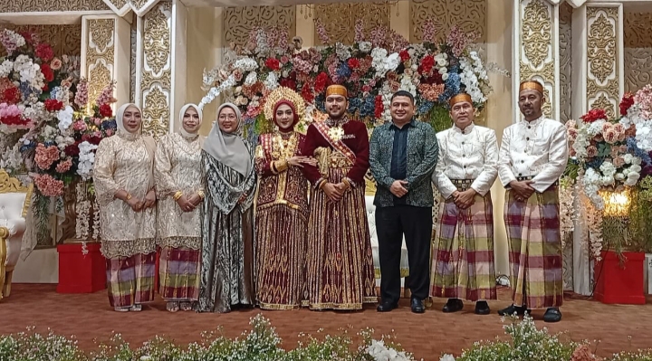 Camat Sangkarrang Bersama Ketua TP PKK Ucapkan Terima Kasih Dan Doa Ta Semua Di Malam Resepsi Putra Putri Kami