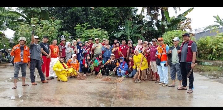 Lurah Bakung Pimpin Jumat Bersih di RW 08 Taman Bunga, Warga Diajak Jaga Lingkungan Tetap Asri