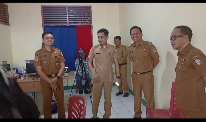 Dampingi Walikota Makassar Kadis Dukcapil Makassar Tinjau Langsung Unit Pelayanan Daya, Permudah Warga Urus Dokumen Kependudukan