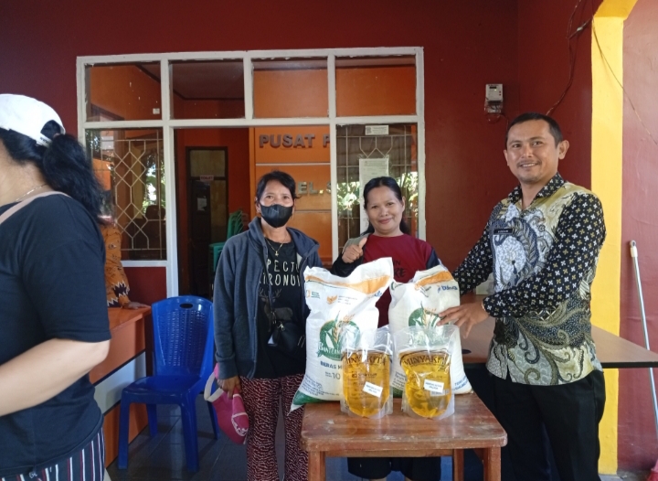 Seklur Sudiang Asdar S.Kom Salurkan Bantuan Pangan Program Presiden Prabowo Subianto untuk 1073 KK