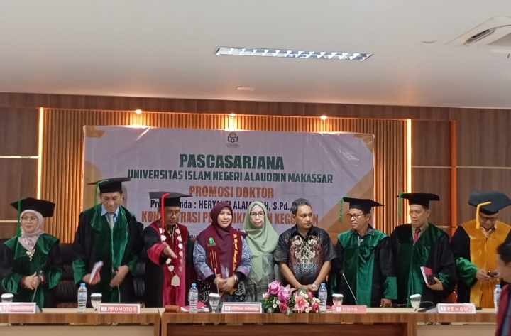Sang Guru SD Itu Capai Gelar Doktor