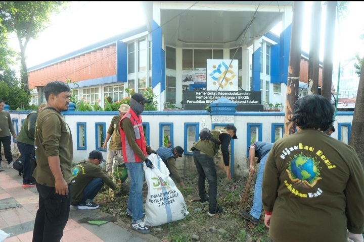 Respons Cepat Keluhan Masyarakat, DLH Bersihkan Saluran dan Angkut Sampah di Bawah Tol Layang Dekat UNM