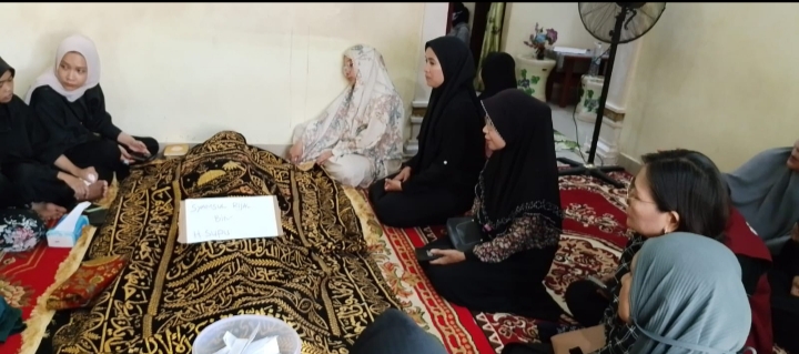 Lurah Bakung Melayat ke Rumah Duka Koordinator Satlinmas RW 06
