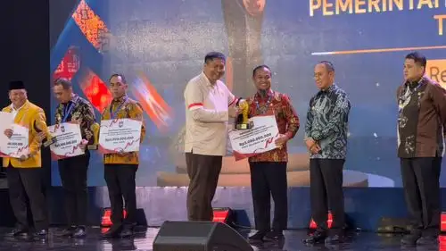 Sulsel Kembali Berprestasi, Andi Sudirman Bawa Pulang Penghargaan Creative Financing Terbaik
