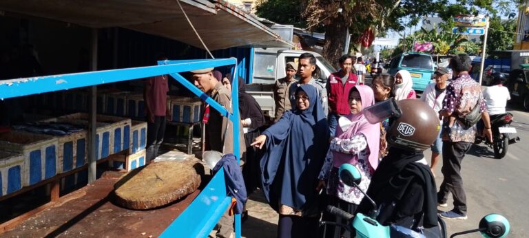 SEKRETARIS LURAH BAKUNG TURUN LANGSUNG TERTIBKAN PEDAGANG YANG GUNAKAN BAHU JALAN DAN DRAINASE