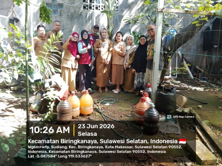 LURAH BAKUNG TINJAU URBAN FARMING DAN BANK SAMPAH BAKUNG BARAKKA RW 10