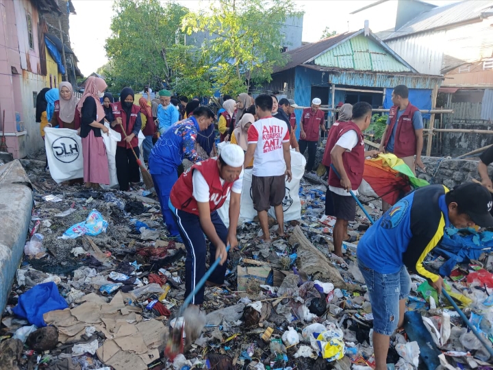 Peringati Hari Lingkungan Hidup Sedunia 2026, Warga Barrang Lompo Gelar Kerja Bakti Bersih Pantai