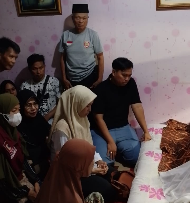 Lurah Bakung Melayat ke Rumah Duka Ibu RT 01 RW 06