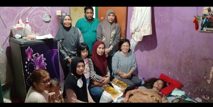 Peduli Warga, Lurah Bakung Datangi Rumah Penerima Bantuan Pangan yang Sedang Sakit