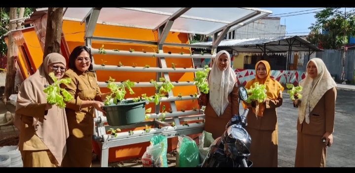 Lurah Bakung Pimpin Panen Selada di Halaman Kantor Kelurahan