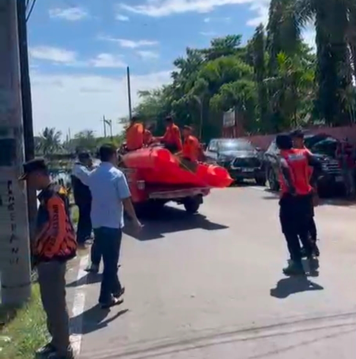 Tak Kenal Libur, BPBD Makassar Bersihkan Tumpukan Sampah di Kanal Kandea