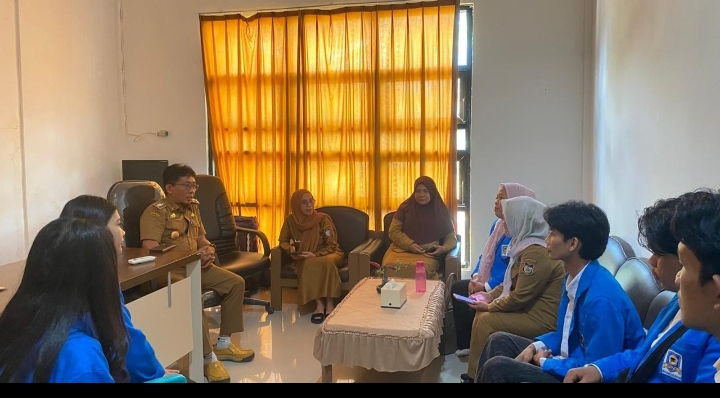 Lurah Katimbang Muhammad Syarif Terima Mahasiswa KKN Universitas Fajar Makassar