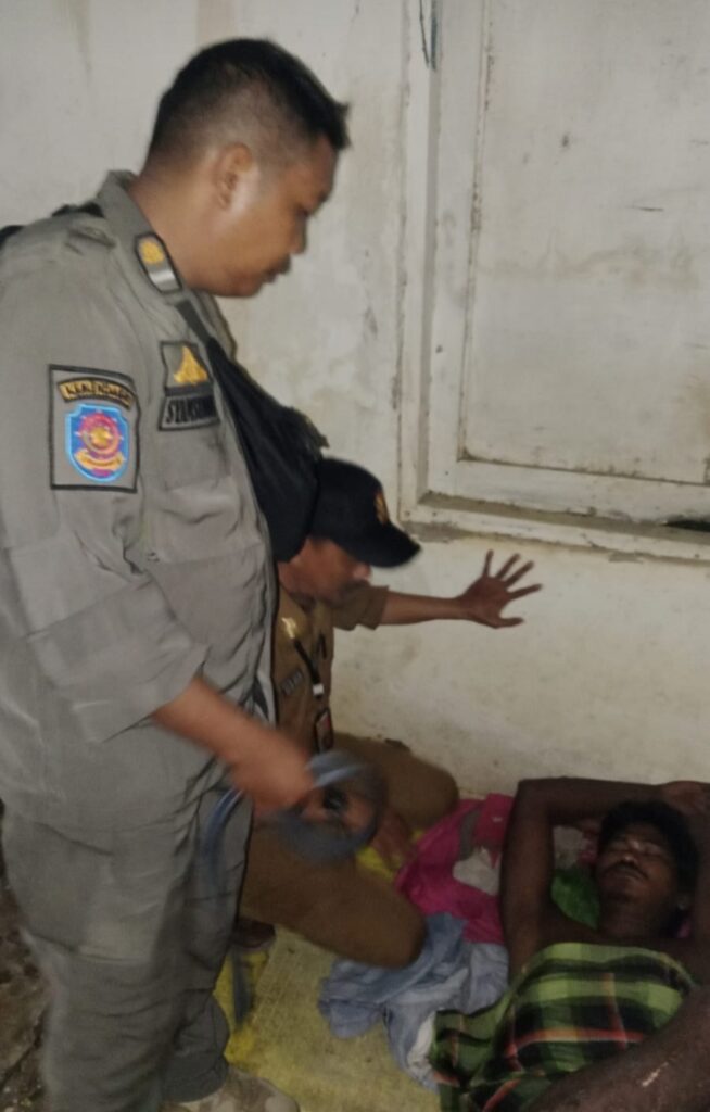 Respon Cepat Aduan Masyarakat, Tim Trantib Kecamatan Biringkanaya dan Lurah Katimbang Tangani Pasien ODGJ