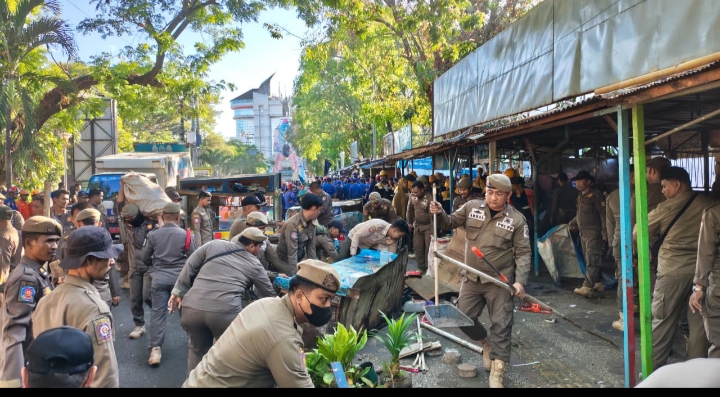 Tanpa Gesekan, 19 Pedagang Kelapa Bongkar Lapak Sendiri Dukung Penataan Kota Makassar