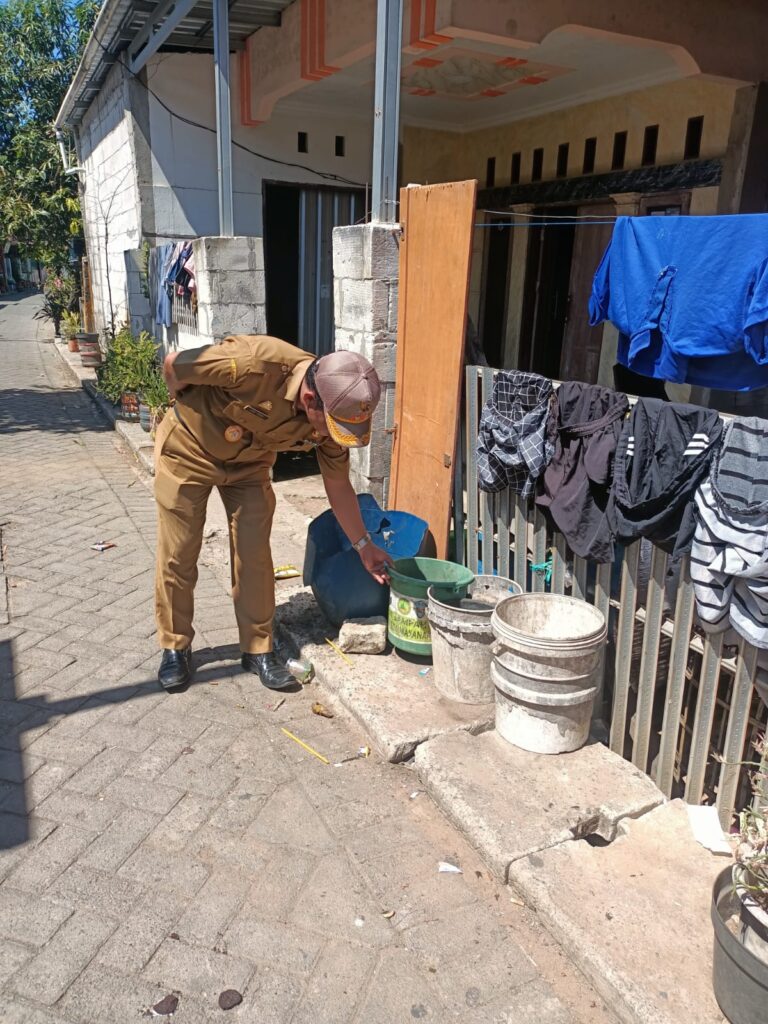 Lurah Untia Andi Tossa, SE., MM Turun Langsung Edukasi Warga Pilah Sampah di Kampung Nelayan Untia