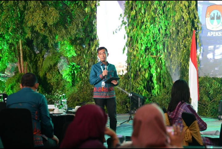 DLH MAKASSAR PAPARKAN TRANSFORMASI KOTA RENDAH EMISI DI FORUM LINGKUNGAN HIDUP APEKSI 2026