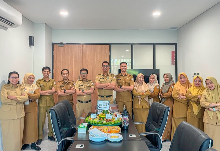 Suasana Hangat di DPMPTSP Kota Makassar, Staf Berikan Kejutan Ulang Tahun ke-41 untuk Faisal Burhan