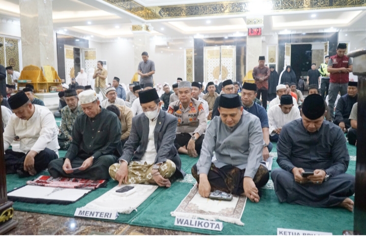 Camat Tallo Dampingi Wali Kota Makassar Shalat Subuh Berjamaah Bersama Menteri Agama RI
