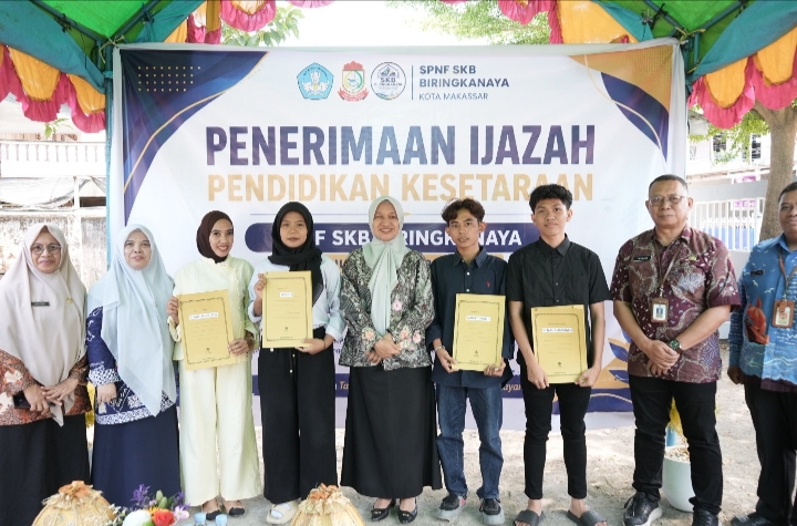 Pemkot Makassar Serahkan 108 Ijazah Kesetaraan, Achi Soleman: Pendidikan Hak Semua Warga