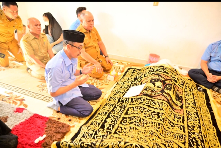 Plt Dirut PDAM Makassar Sampaikan Duka Mendalam, Melayat ke Rumah Duka Putra Humas Perumda Air Minum