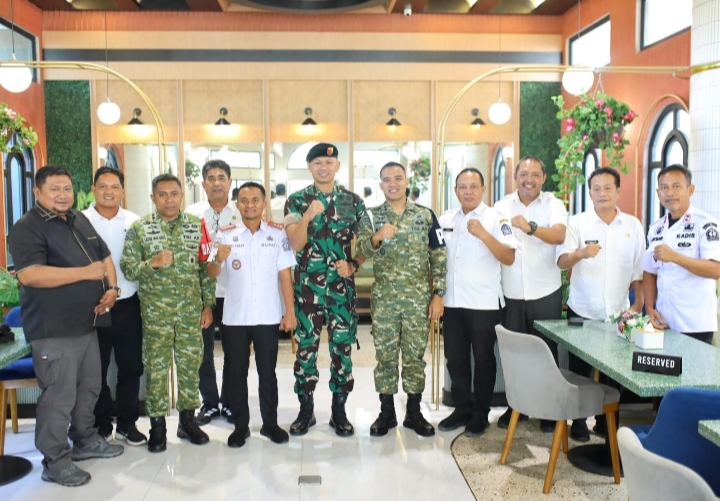 DANYONKAV 10/MENDAGIRI AUDIENSI BUPATI BONE, BAHAS LATIHAN MENEMBAK TANK DAN BAKTI SOSIAL DI BANCE’E
