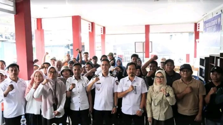 Camat Tamalanrea Buka Sosialisasi Pengelolaan Persampahan, Perkuat Kapasitas Petugas Kebersihan