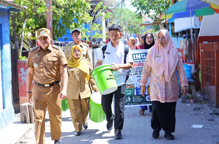 Camat Kepulauan Sangkarrang Pimpin Edukasi Pemilahan Sampah dari Rumah, Warga Barrang Lompo Terima Ember Sampah Organik