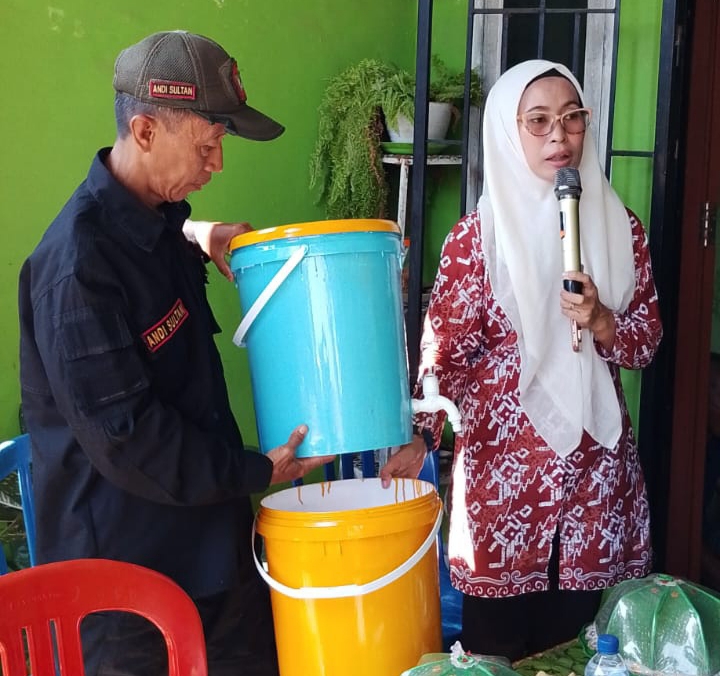 Lurah Bakung Dampingi DLH Sosialisasikan Pemilahan Sampah Rumah Tangga di RT 02/RW 05