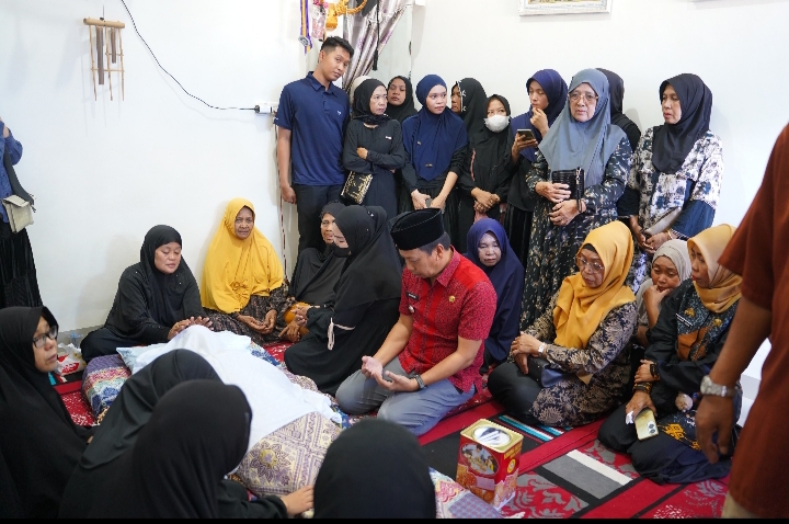 Bersama Lurah Sudiang, Camat Biringkanaya Maharuddin Melayat ke Rumah Duka Warga BTN Tirasa, Sampaikan Belasungkawa Atas Nama Pemerintah