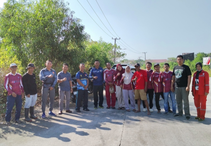 Jumat Bersih, Lurah Untia Pimpin Aksi Gotong Royong Bersama Warga dan Mahasiswa KKN Unhas