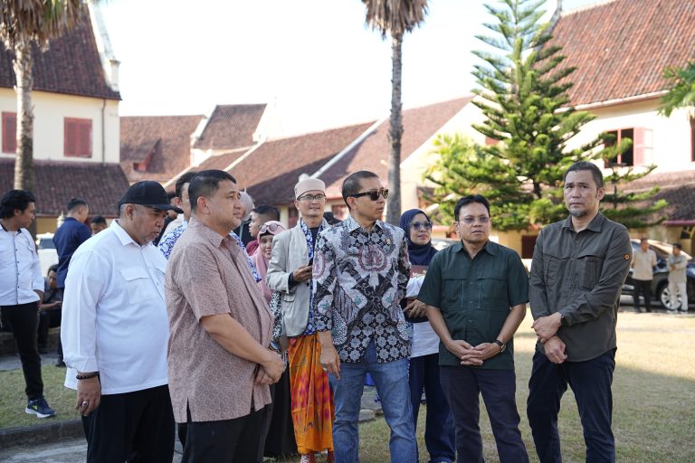Wali Kota Makassar, Munafri Arifuddin, mendampingi Menteri Kebudayaan RI, Fadli Zon meninjau Kawasan Benteng Rotterdam