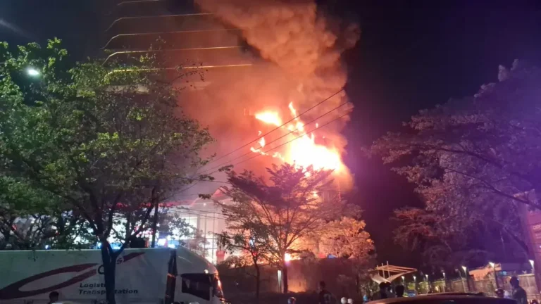 Mall Nipah Makassar Terbakar, Arus Lalu Lintas Sempat Macet