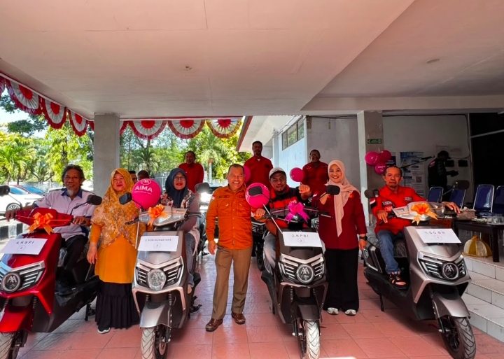 Disnakertrans Sulsel Perkuat Hubungan Industrial Lewat Penyerahan Bantuan Motor Listrik bagi Serikat Buruh