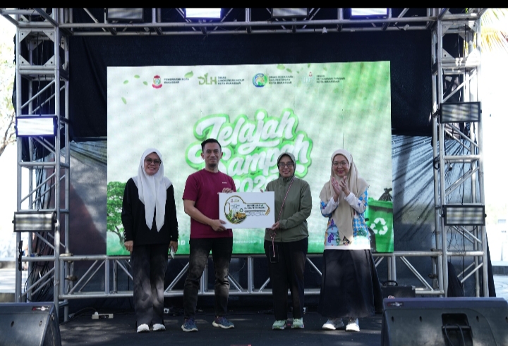 Plogging Kumpulkan 49 Kilogram Sampah, DLH Serahkan Motor Viar untuk Operasional Pantai Losari