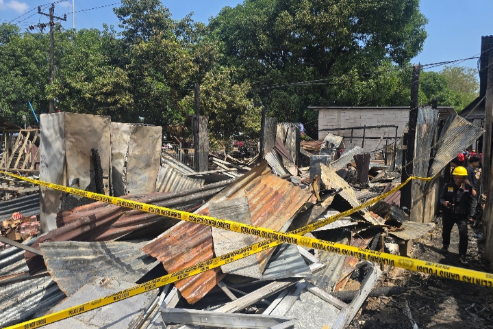KEBAKARAN 8 KIOS DAN 1 RUMAH BATU DI JALAN P. KEMERDEKAAN KM.17, POLISI LAKUKAN PENANGANAN DAN OLAH TKP