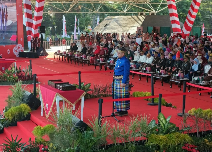 Pakaian Adat dan Formasi Stupa Borobudur Warnai Penurunan Bendera HUT RI ke-81 di Makassar