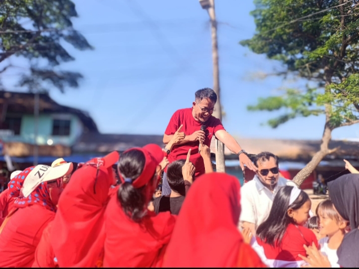 Rayakan Kemerdekaan dengan Cara Berbeda, Pedagang Pasar Senggol Ajak Warga Senam Bersama