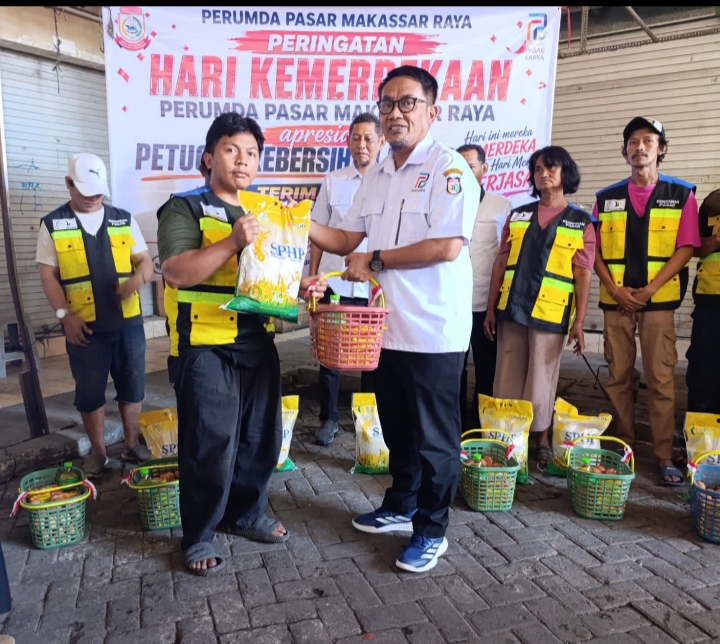 Semarak HUT RI ke-81, Perumda Pasar Makassar Berbagi Sembako untuk 80 Petugas Kebersihan