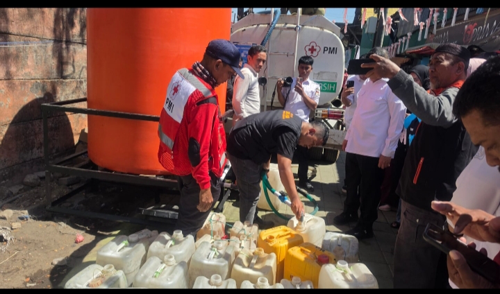 Lihat Warga Antre Air Bersih di Tengah, Appi Turun Langsun Susuri Lorong Pastikan Bantuan Tersalur