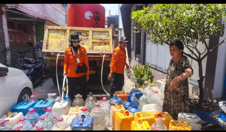 Perhatian Appi ke Warga, BPBD Makassar Distribusi Air Bersih ke 161 Titik, 33.641 Jiwa Jadi Sasaran