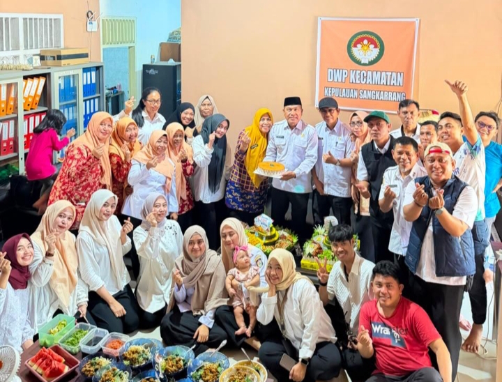 Camat Kepulauan Sangkarrang Andi Asdhar SH Dapat Kejutan Ulang Tahun ke-57 dari Keluarga dan Jajaran