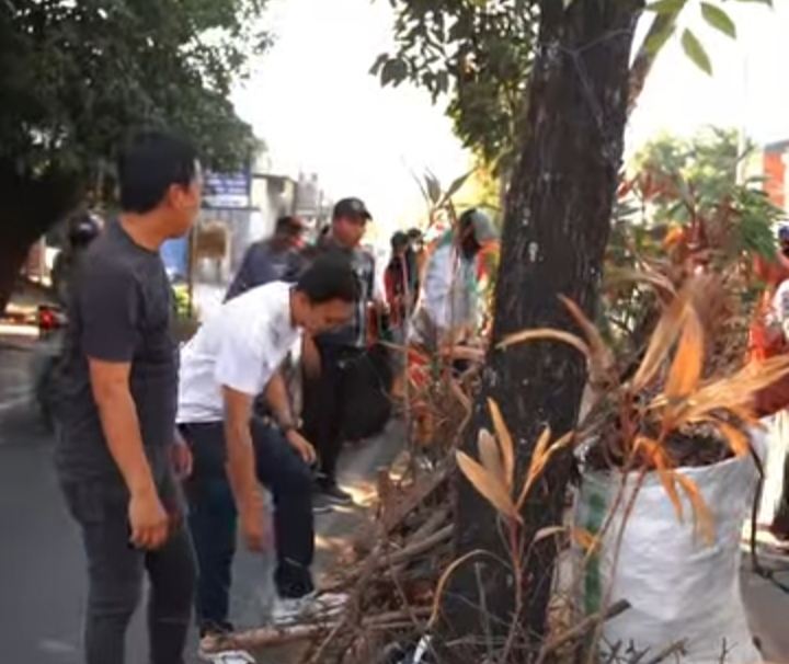 Maharuddin Pimpin Jumat Bersih di Jalan Dg Ramang, Libatkan Sekcam, Lurah dan Seluruh Staf Kecamatan Biringkanaya