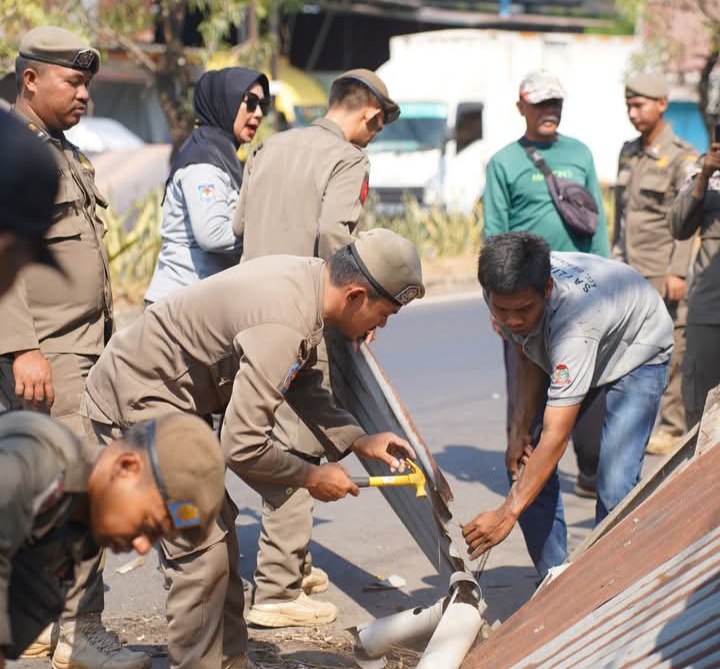 Memberikan Hak Pengguna jalan, Camat Biringkanaya pimpin Penertiban bangunan yang menempati bahu jalan
