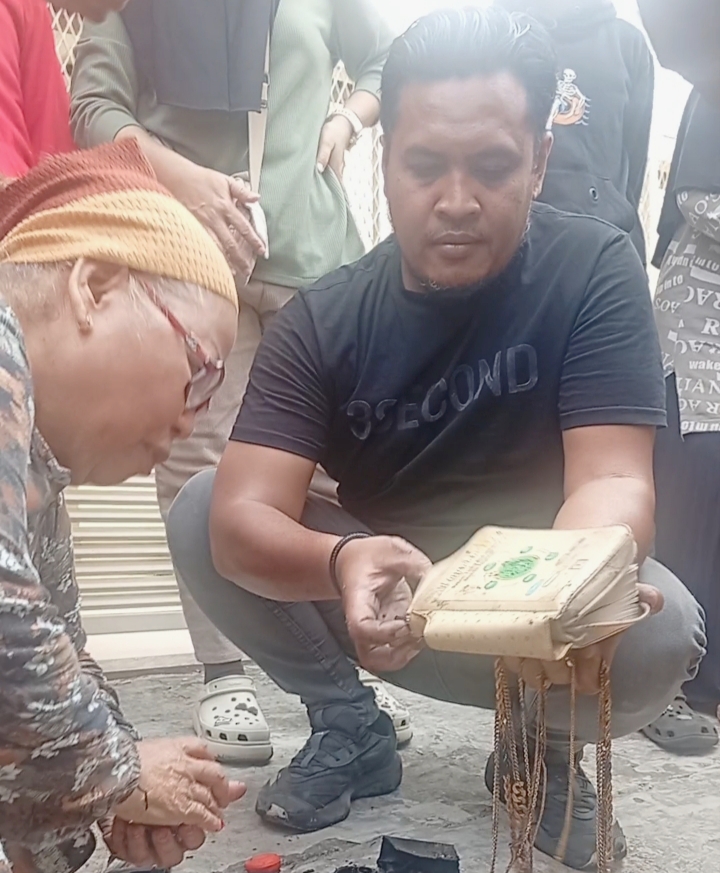 Di Tengah Kebakaran Rumah di Telkomas, Al-Qur’an Ditemukan Tetap Utuh, Kisah yang Mengundang Renungan