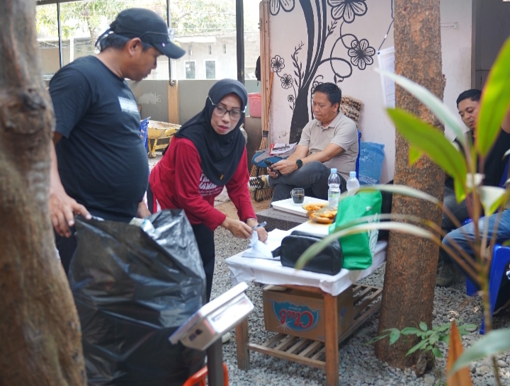 Lima Bulan Berjalan, Bank Sampah Sektoral Biringkanaya Olah 400 Kilogram Botol Plastik
