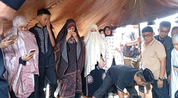 Prosesi Pemakaman Almarhum Sunandar Berlangsung Khidmat, Andi Muhammad Farid Sampaikan Terima Kasih atas Doa dan Kehadiran Keluarga serta Sahabat